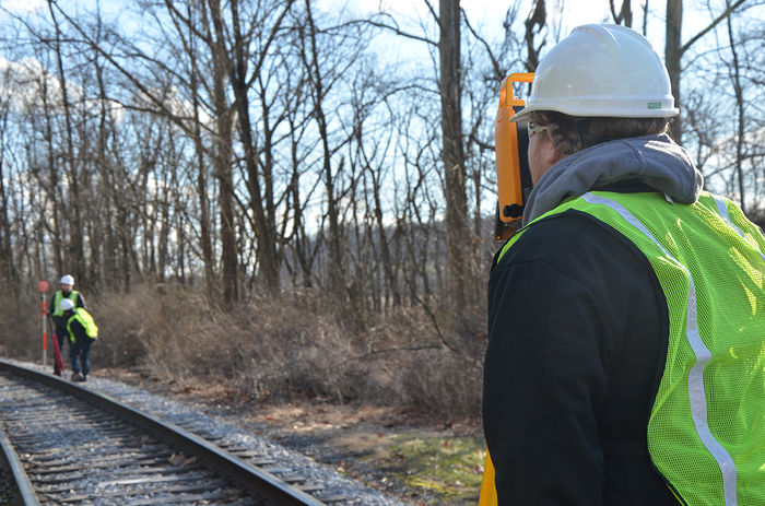 Student Dakota Kistler taking track alignment measurement at Everett Railroad for RTE Track Lab