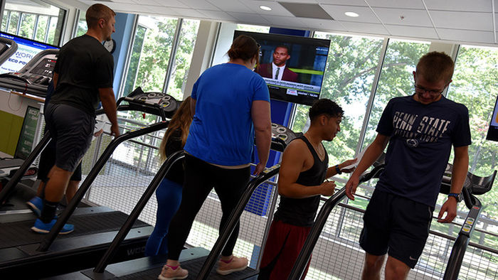 Students work out in the Reliance Bank Fitness Center