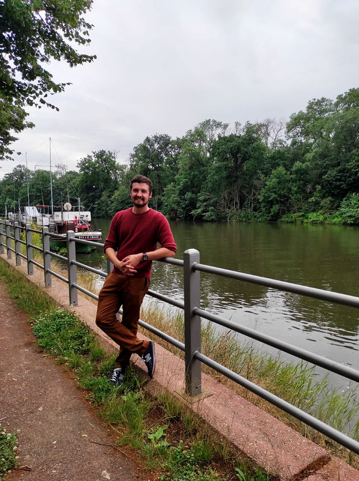 A day on the river: Jacobson enjoys the river Saale with other volunteers and students in 2021