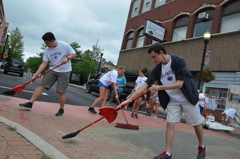 First year students clean the streets as part of Voluntoona