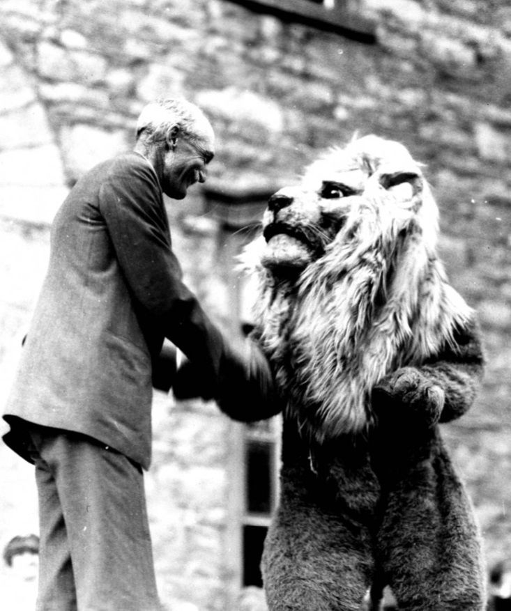 Gov. Gifford Pinchot shakes hands with the Nittany Lion mascot