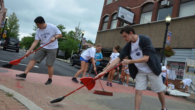 First year students clean the streets as part of Voluntoona