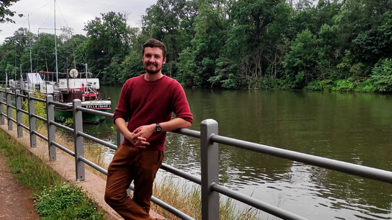 A day on the river: Jacobson enjoys the river Saale with other volunteers and students in 2021