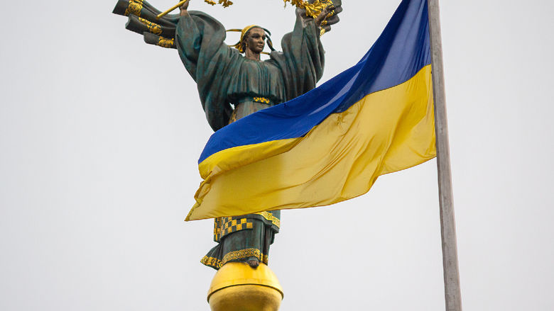 Independence monument and Ukrainian flag in Kyiv, Ukraine