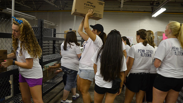 Student work with community members as part of the Voluntoona community service effort