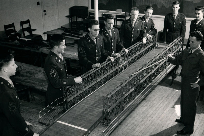 Engineer instruction on the Bailey bridge construction