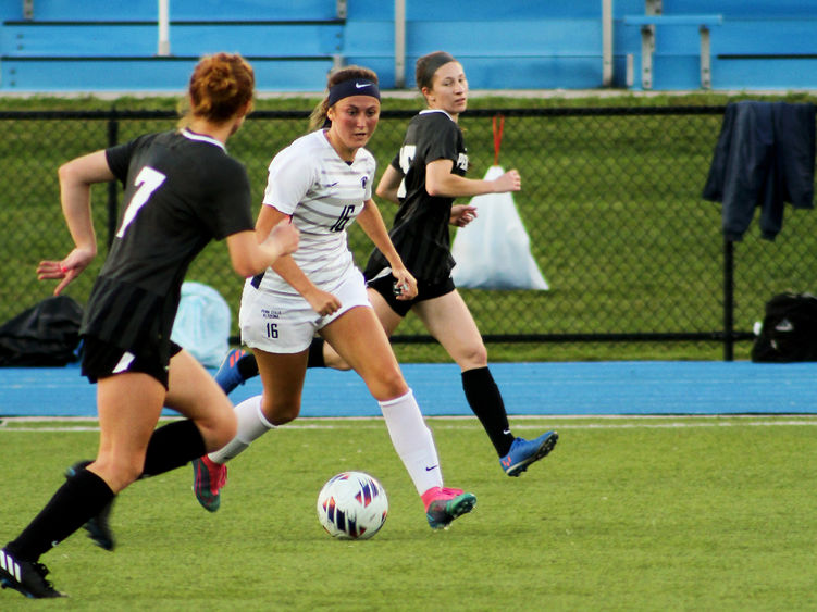Mallorie Smith playing soccer for Penn State Altoona