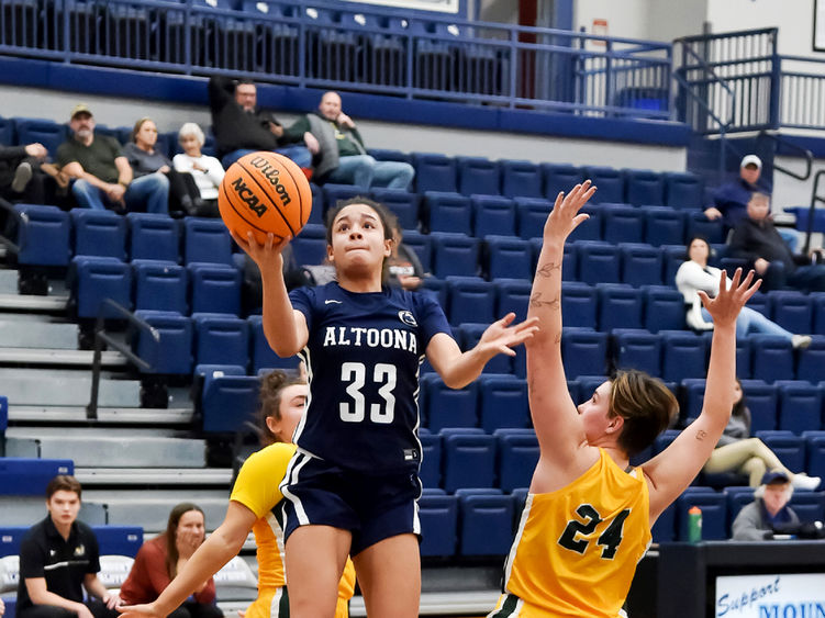 Penn State Altoona student-athlete Avana Sayles playing a basketball game