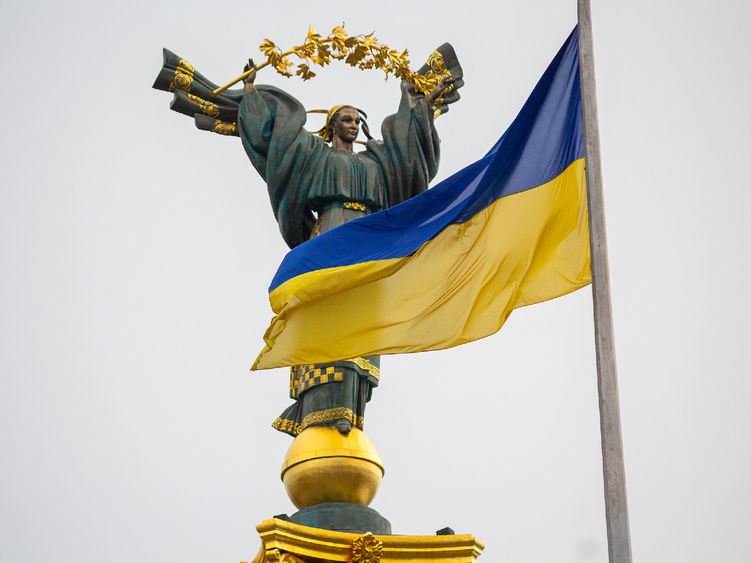 Independence monument and Ukrainian flag in Kyiv, Ukraine